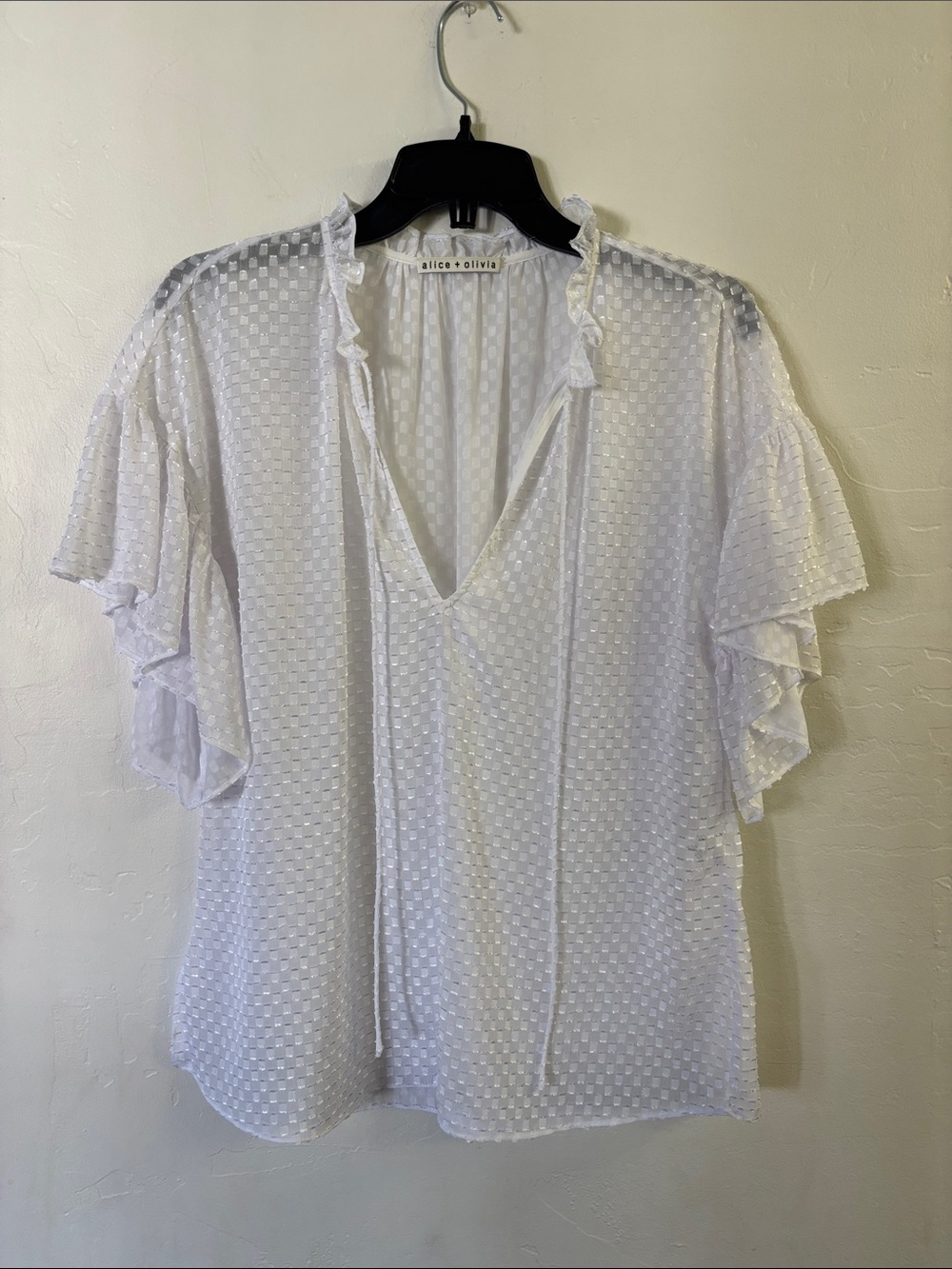 Alice + Olivia White Textured V-Neck Ruffle Sleeve Blouse